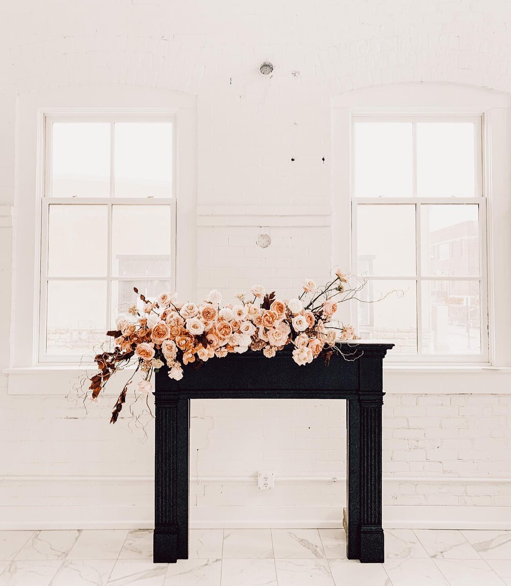 it was almost a year ago that @studiobloomiowa made this insanely gorgeous floral arrangement 💕 cannot wait for some creative styled shoots this year! Eeeeek!